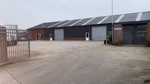 Moderne bedrijfshal met kantoorruimte ,royaal bestraat en ommuurd buitenterrein gelegen in noord-Limburg nabij Horst en tussen venray en  Venlo .